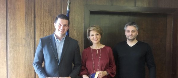 Η Υπουργός Διοικητικής Μεταρρύθμισης Όλγα Γεροβασίλη ανάμεσα στον πρόεδρο του Συλλόγου Σπουδαστών της ΕΣΔΔΑ Δημήτρη Κιρμικίρογλου και τον Αντιπρόεδρο Κωνσταντίνο Βαλσαμάκη.